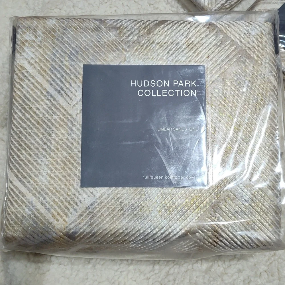 Hudson Park Collection Linear Sandstone Full/Queen Duvet & 2 Standard Shams